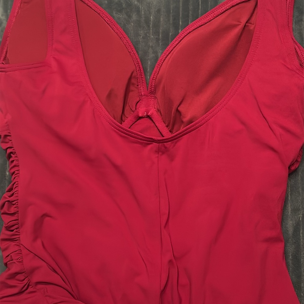 Contours by Coco Reef sz 10 32C
V-Neck Ruched One-piece Swimsuit Magic Panel - Picture 5 of 13